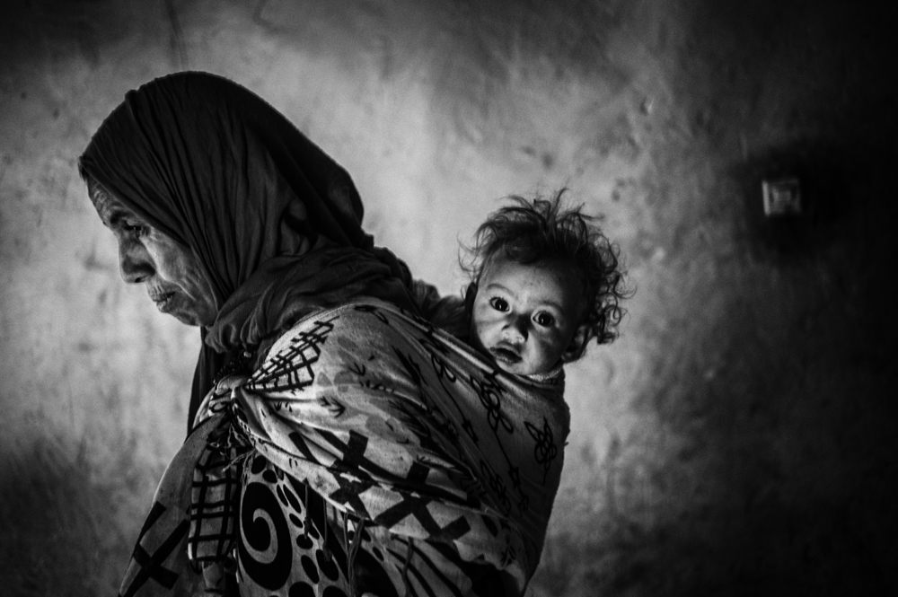 Femmes berbères Touda avec sa fille Aicha á Timtda dans l'Atlas du Maroc . 2016 - Agence VU
